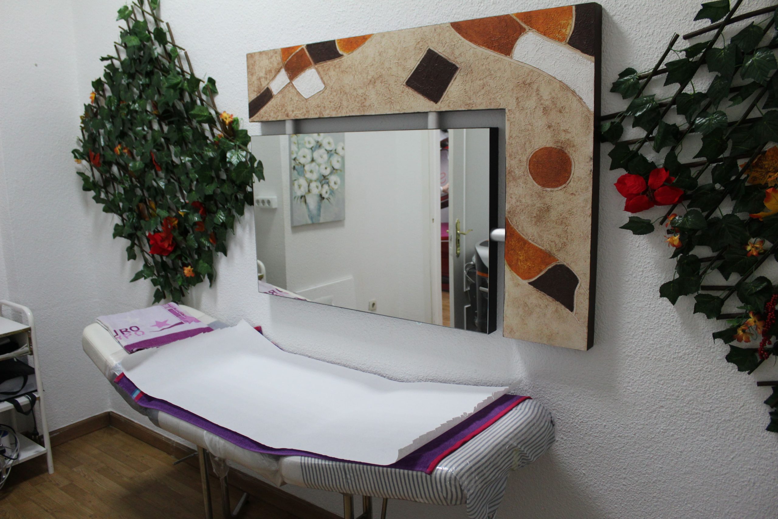 Sala de tratamientos en el centro de estética Embellece-t, Albacete, equipada para ofrecer servicios de belleza y cuidado personalizado.