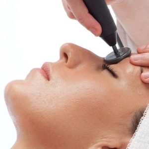 Tratamiento facial con Indiba en Embellece-t, Albacete, para estimular la regeneración celular y mejorar la firmeza de la piel.