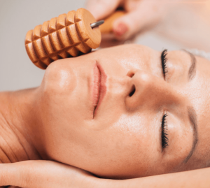 Maderoterapia facial en Embellece-t, Albacete, para rejuvenecer la piel, reducir la flacidez y estimular la circulación.