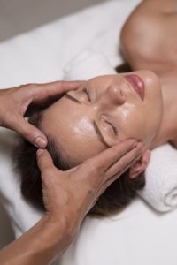 Tratamiento facial en Embellece-t, Albacete, con diseño de cejas y lifting de pestañas para un acabado impecable y natural.