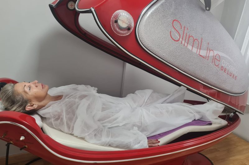Cápsula de adelgazamiento Slimline en Embellece-t, Albacete, que combina tecnología avanzada y calor terapéutico para mejorar la circulación y tonificar el cuerpo.
