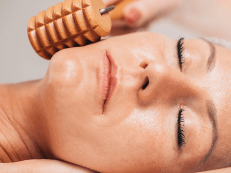 Maderoterapia facial en Embellece-t, Albacete, para rejuvenecer la piel, reducir la flacidez y estimular la circulación.