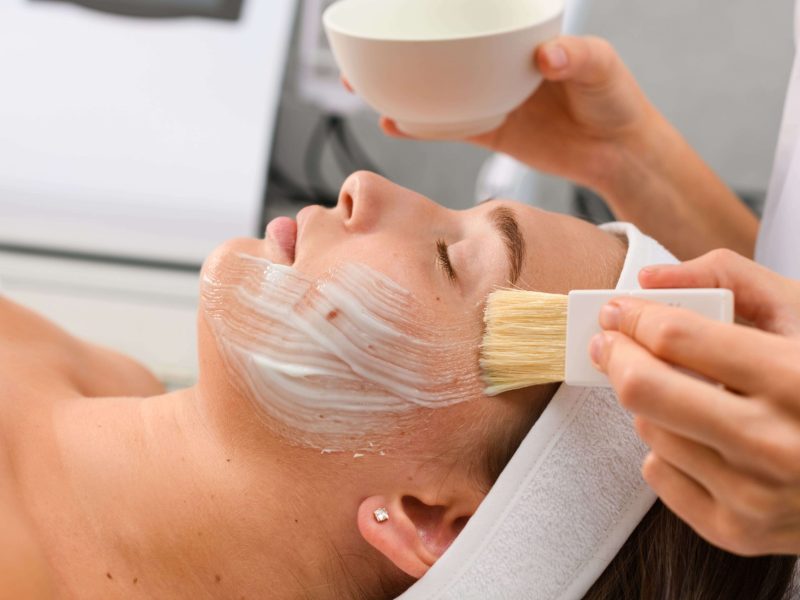 Peeling facial en Embellece-t, Albacete, para exfoliar y renovar la piel, eliminando impurezas y células muertas.